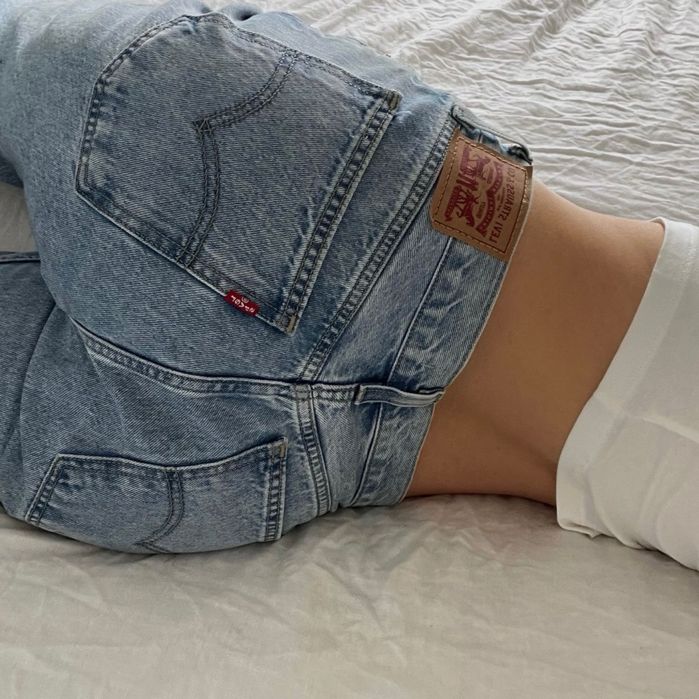 vintage levi’s button fly 501 light wash straight leg relaxed fit jeans